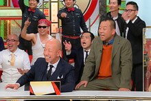 「中居正広の金スマスペシャル」に出演するバイきんぐ（中央）らSMA芸人たち。(c)TBS