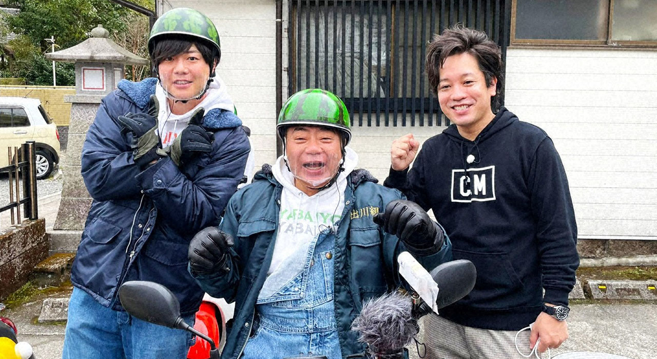 出川哲朗（中央）とぺこぱ。