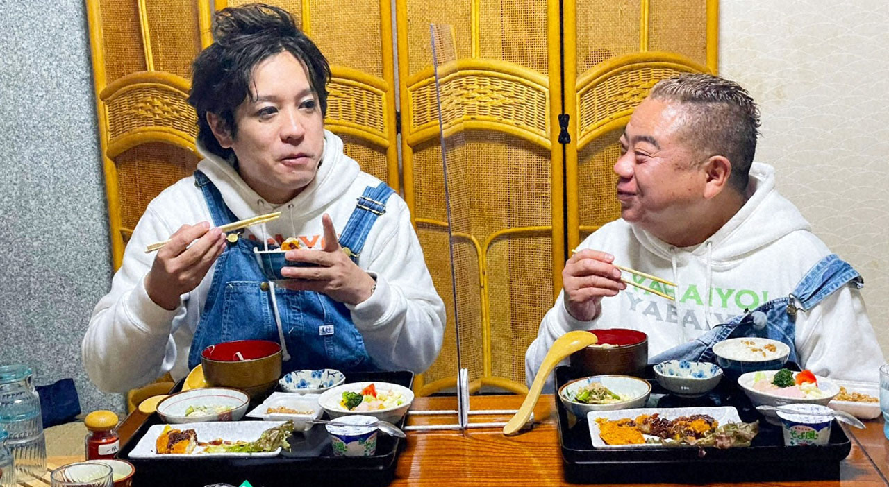 食事するぺこぱ松陰寺（左）と出川哲朗（右）。
