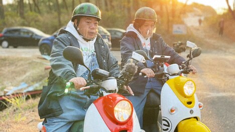 充電旅を繰り広げる出川哲朗（左）とぺこぱ松陰寺（右）。