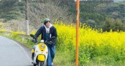 電動バイクを押すぺこぱシュウペイ。