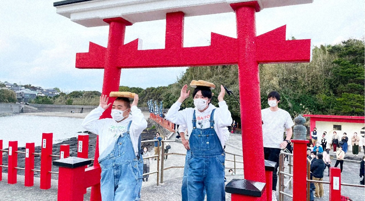 出川哲朗（左）とぺこぱシュウペイ（右）。