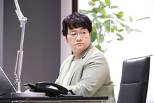 「元彼の遺言状」第5話より、ハリセンボン春菜演じる秘書。(c)フジテレビ