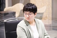 ハリセンボン春菜演じる秘書。(c)フジテレビ