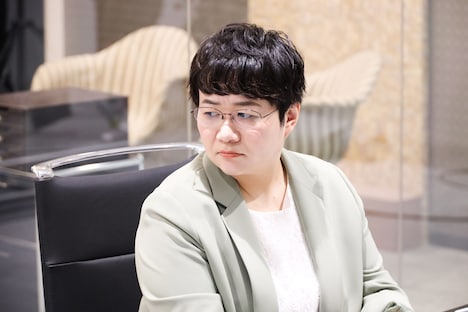 ハリセンボン春菜演じる秘書。(c)フジテレビ