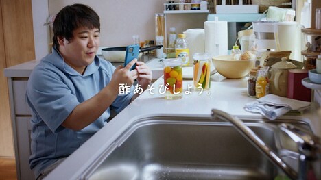 Web動画「ラランドは家にいます。」の「ニシダ、オフ満喫。」編より。