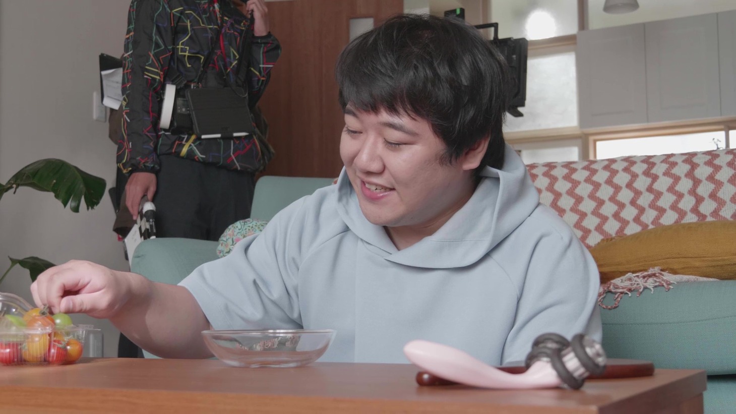 Web動画「ラランドは家にいます。」撮影中の様子。