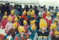 幼稚園の頃のとにかく明るい安村（手前左）。