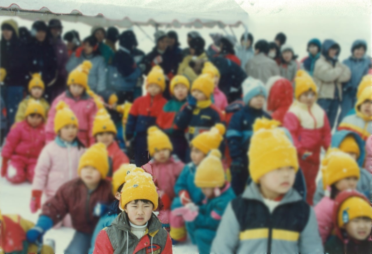 幼稚園の頃のとにかく明るい安村(手前左)。