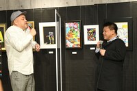 ジミー大西に「首やめたん？」と尋ねる野性爆弾くっきー！（左）。