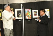 ジミー大西に「首やめたん？」と尋ねる野性爆弾くっきー！（左）。