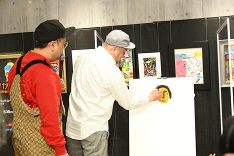 会見中には3人でライブペインティングを実施。最初に描き始めたくっきー!は「若い頃の石坂浩二さん」とイメージを話す。