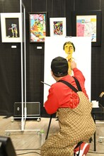 ライブペインティングを行うとろサーモン久保田。