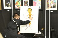 ライブペインティングを行うジミー大西。