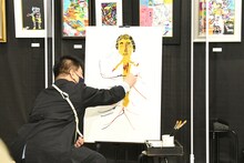 ライブペインティングを行うジミー大西。