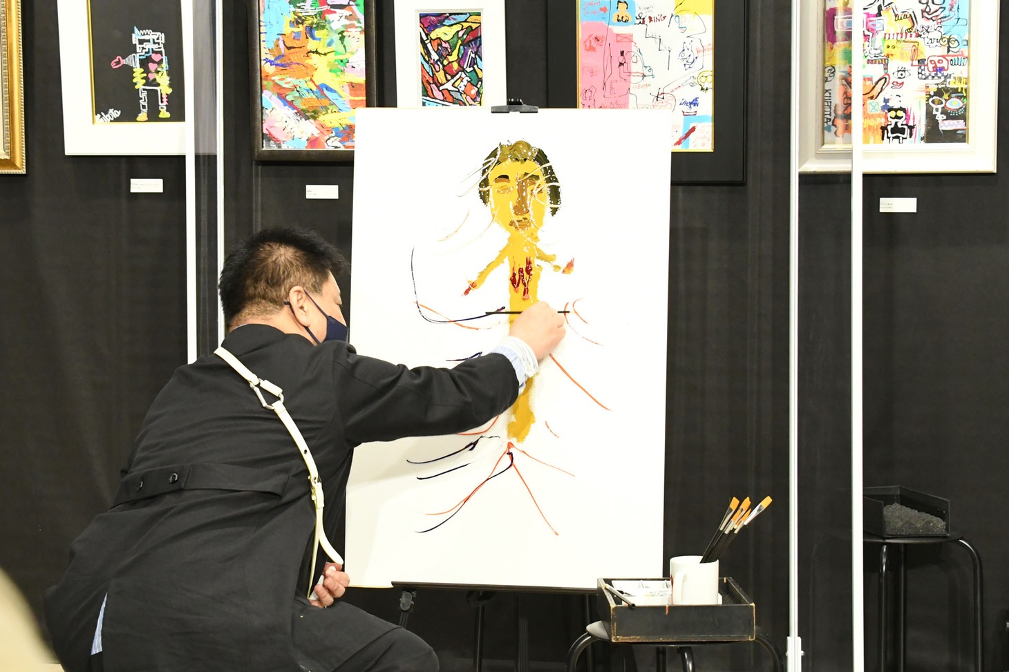 ライブペインティングを行うジミー大西。