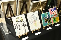 「とろサーモン久保田和靖個展『なぐりがき』」の様子。