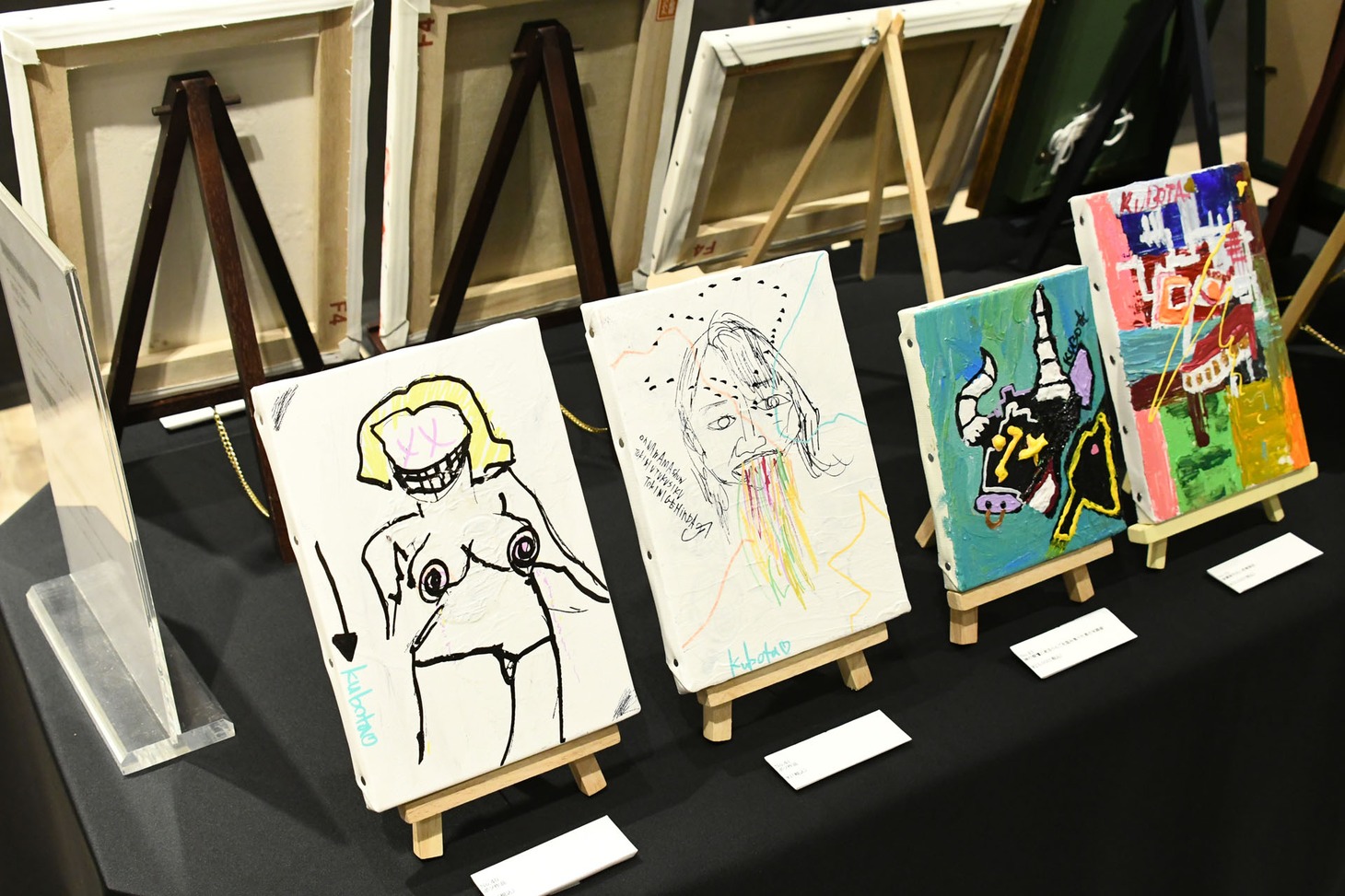 「とろサーモン久保田和靖個展『なぐりがき』」の様子。