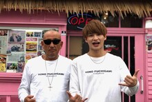 ロバート秋山の父（左）が経営するレストランでアルバイトをした篠田直哉ディレクター（右）。