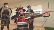 錦鯉が鹿児島満喫ロケ、甲冑を着けて弓道に挑戦