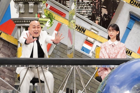 錦鯉・長谷川と森川葵。(c)フジテレビ