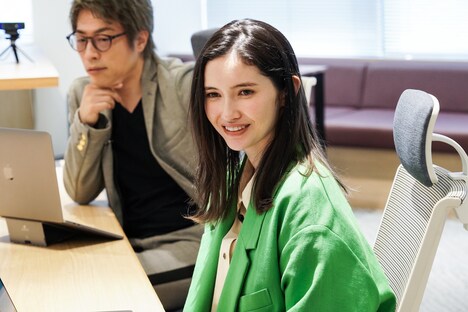 「こちら『トレンディマーケット』編集部」のワンシーン。(c)日本テレビ