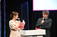 司会の久代萌美（左）とロンドンブーツ1号2号・田村淳（右）。