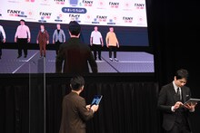 後頭部もチェックするかまいたち山内。