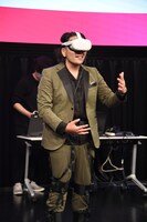 ヘッドマウントディスプレイを装着して落ち着かない見取り図・盛山。じっとしているように注意される。