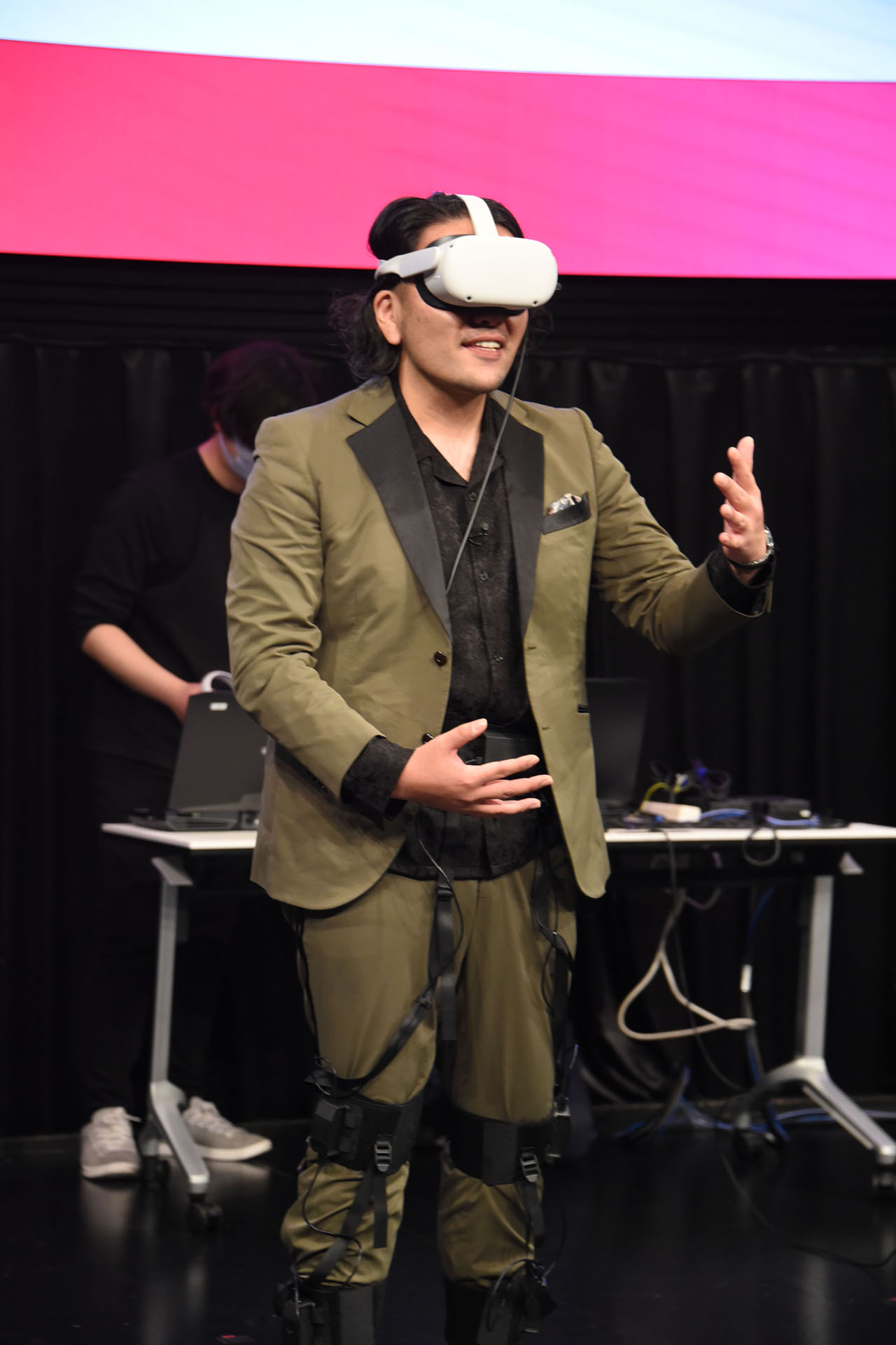 ヘッドマウントディスプレイを装着して落ち着かない見取り図・盛山。じっとしているように注意される。
