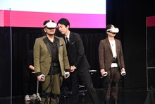 現実の光景が見えていないのをいいことに、ズボンがずり落ちていると嘘を伝えるかまいたち濱家。