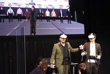 仮想道頓堀で漫才を披露する見取り図。立ち位置が縦になっている。