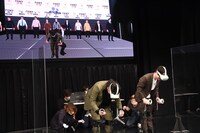 仮想空間のステージで漫才を披露し、「ありがとうございました」と挨拶する見取り図。