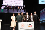 新事業「FANY X」記者会見に登場した（左から）久代萌美、田村淳、見取り図、かまいたち。背景にはマヂカルラブリー、アキナらのアバターたち。
