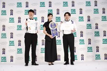 左からオズワルド畠中、黒木瞳、オズワルド伊藤。