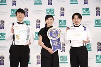 左からオズワルド畠中、黒木瞳、オズワルド伊藤。