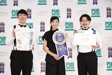 左からオズワルド畠中、黒木瞳、オズワルド伊藤。