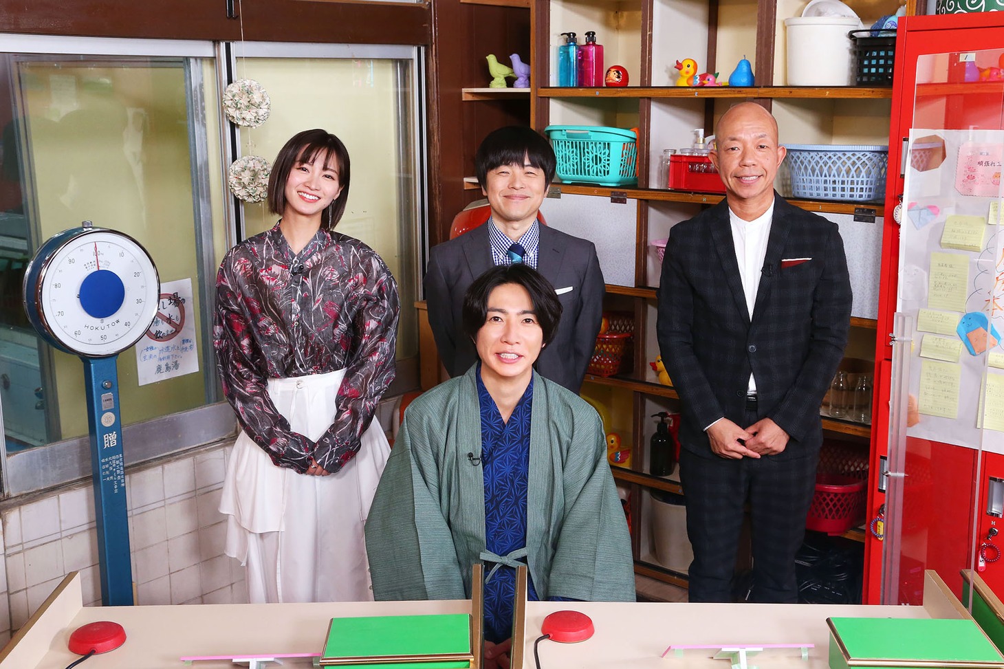 MCの相葉雅紀と、（後列左から）岡崎紗絵、バカリズム、バイきんぐ小峠。(c)テレビ東京