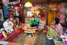 左からハリセンボン春菜、滝沢カレン、横澤夏子。(c)読売テレビ