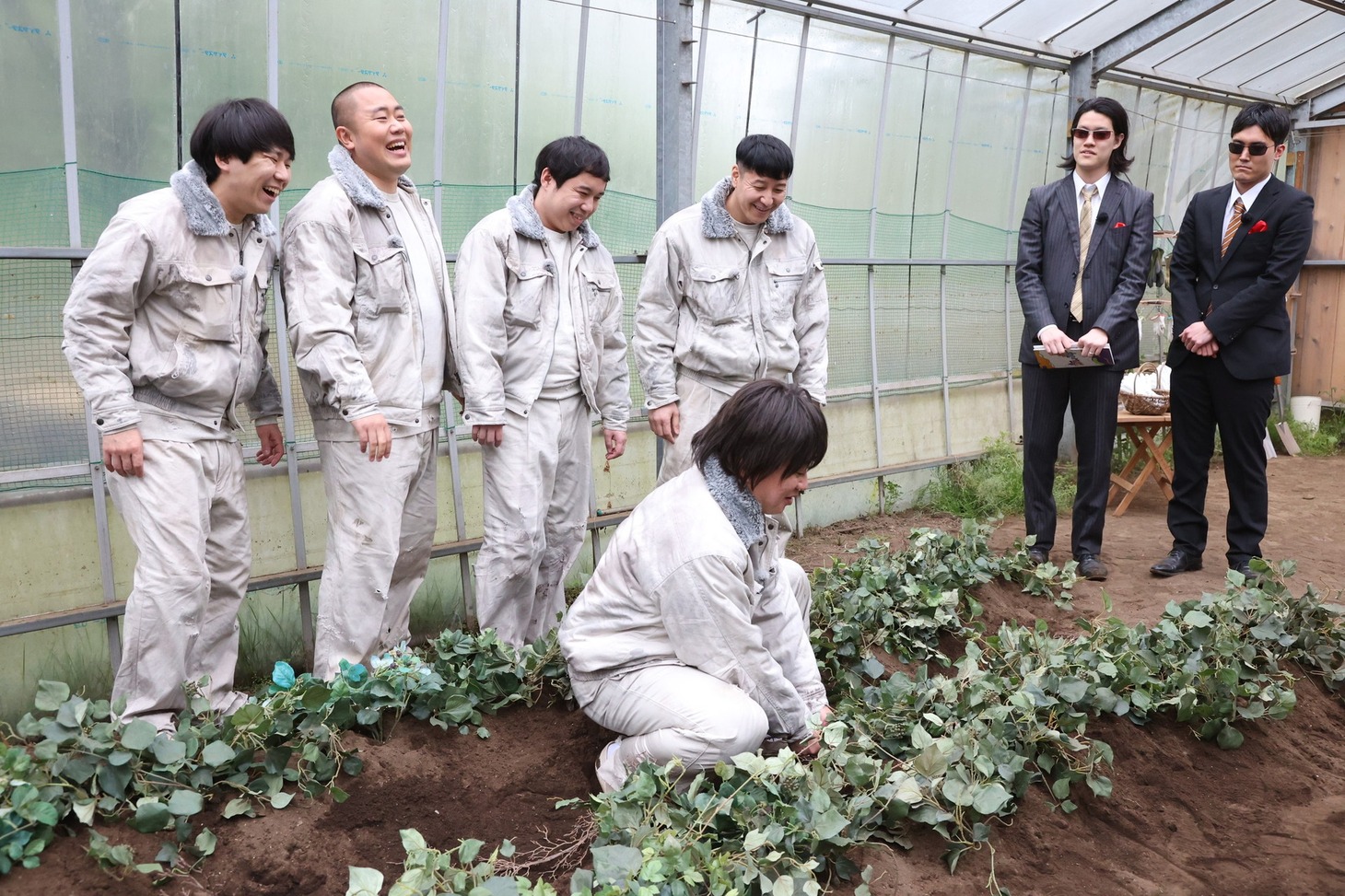 バカイジ一行が芋掘り体験をするワンシーン。(c)フジテレビ