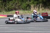 「新しいカギ2時間SP」でレーシングカー対決に臨む（左から）チョコレートプラネット松尾、猪爪杏奈選手。(c)フジテレビ