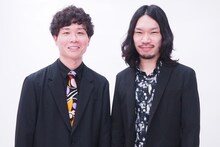 10億円。左が山内、右が永見。