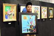 5月10日に行われた会見で、100万円の値を付けた「解放の終戦」を持つとろサーモン久保田。