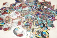 「とろサーモン久保田和靖個展『なぐりがき』」で販売されているステッカー。