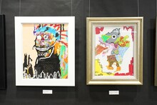 「とろサーモン久保田和靖個展『なぐりがき』」の様子。