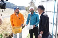 生産者に食材交渉するバイきんぐ。