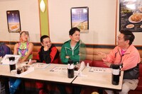 「火曜は全力！華大さんと千鳥くん」に出演する（左から）フワちゃん、千鳥、かまいたち山内。(c)関西テレビ