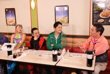 「火曜は全力！華大さんと千鳥くん」に出演する（左から）フワちゃん、千鳥、かまいたち山内。(c)関西テレビ