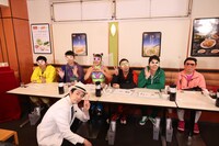 かまいたち濱家（手前）と、後列左から、博多華丸・大吉、フワちゃん、千鳥、かまいたち山内。(c)関西テレビ