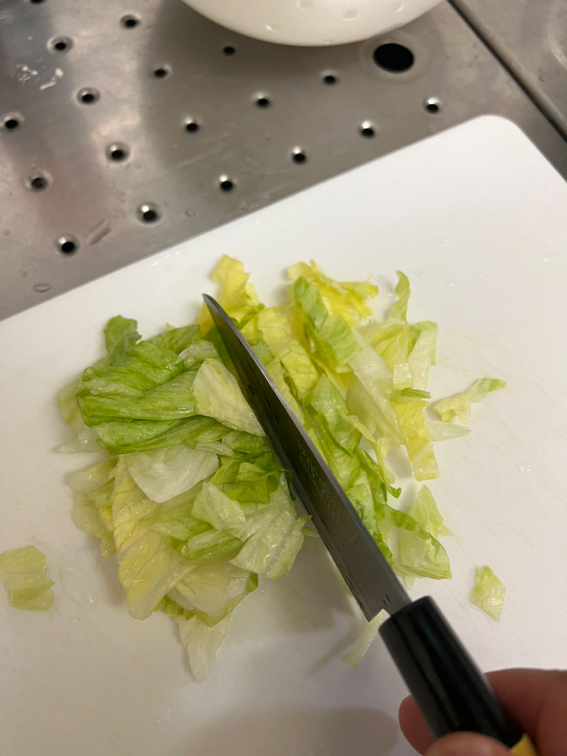 レタスを細かくカットする。